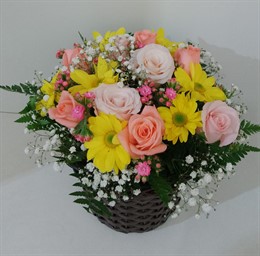 Arranjo de rosas e Kalanchoe no cachepot 